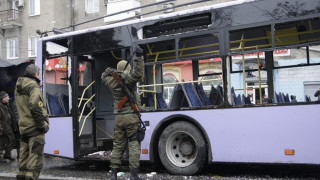 Снаряд по спирка уби 13 души в Донецк (ОБЗОР)