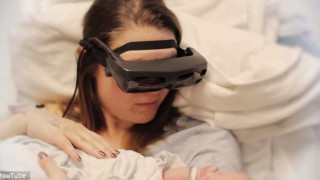 Сляпа майка видя бебето си с високотехнологични очила