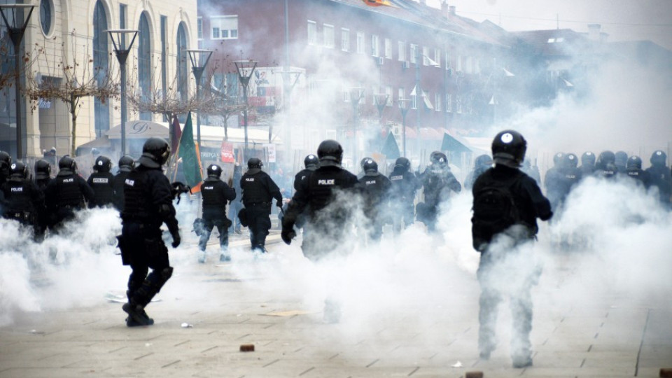 ВИДЕО: Полиция и протестиращи се сблъскаха сериозно в Косово | StandartNews.com
