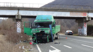 Камион падна от мост върху Е-79, има ранени