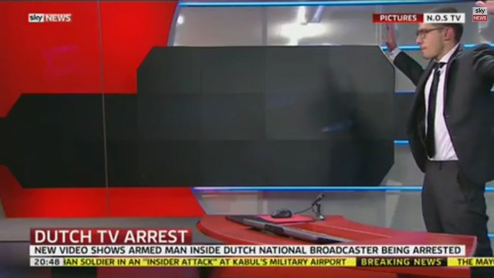 ВИДЕО: Младеж с пистолет-играчка нахлу в холандската телевизия | StandartNews.com