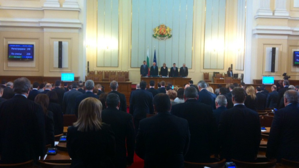 Депутатите почетоха паметта на Желю Желев | StandartNews.com