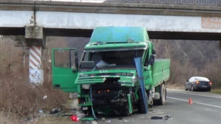 Взеха алкохолни проби на тримата пострадали в падналия камион