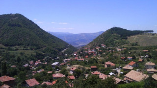 Свлачище затрупа пътя за село Брежани