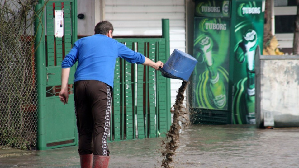 Приливна вълна заплашва три варненски села | StandartNews.com