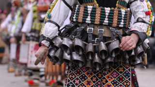 Японци и индонезийци с фото от пернишката Сурва