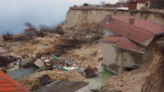 Свлачище помете къщи във вилна зона "Златна рибка"