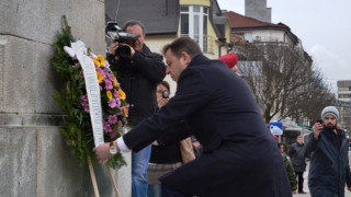 Венци и цветя отрупаха паметника на Гоце Делчев