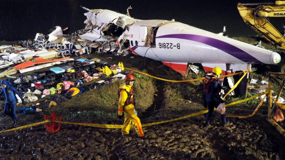 Двигателите на падналия в река тайвански самолет отказали  | StandartNews.com