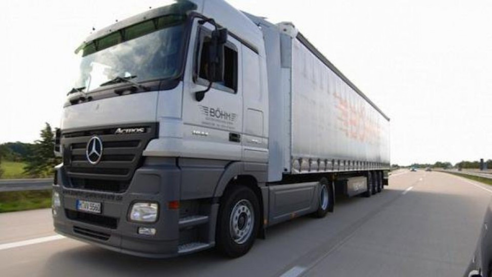 По 10 000 камиона на месец трошат улиците на Девня | StandartNews.com