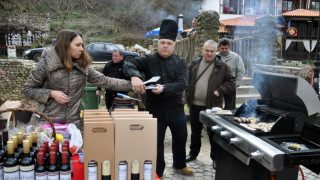 Гърци и македонци пият безплатно вино в Мелник