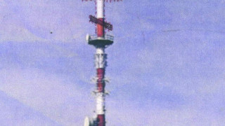 Инженер слага кръст на тв кулата в Добрич
