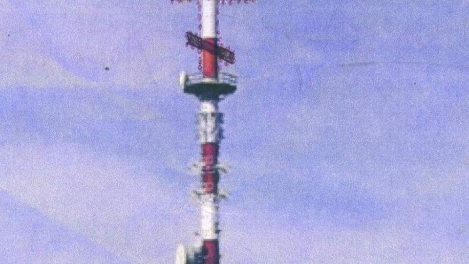Инженер слага кръст на тв кулата в Добрич | StandartNews.com
