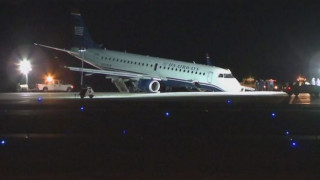 ВИДЕО: Самолет заби нос на летището в Хюстън