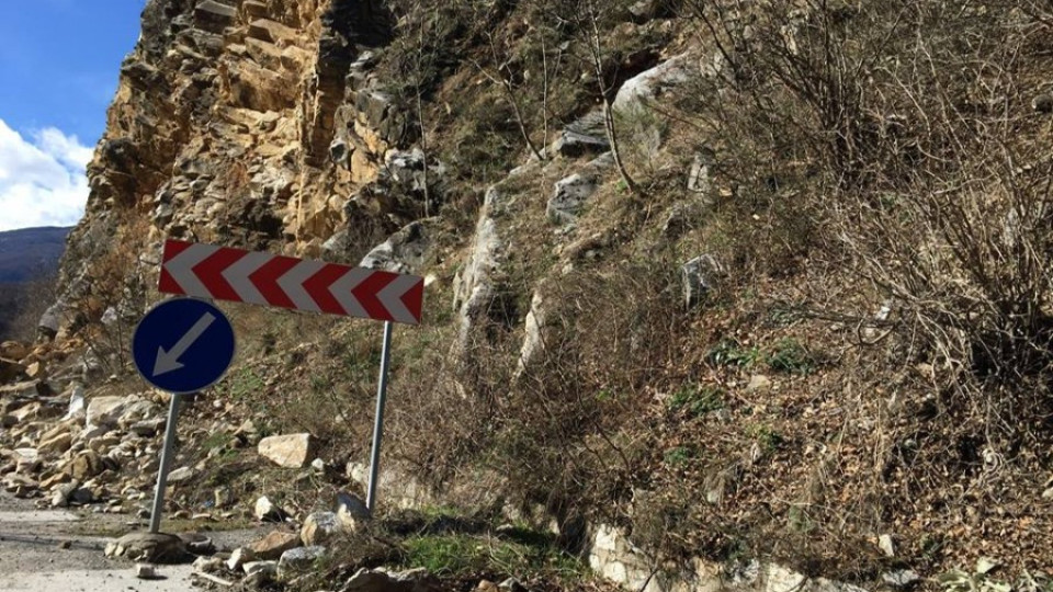 1000-тонна скала блoкира пътя Кричим-Девин | StandartNews.com