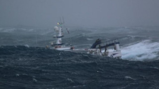 Кораб се блъсна в скала, 22-ма бедстват в Егейско море 