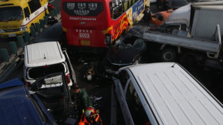 100 автомобила се помляха в Южна Корея (ВИДЕО) 