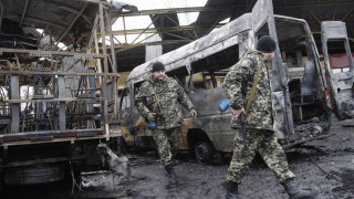 Снаряди и смърт в Източна Украйна