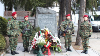 Отрупаха с цветя паметника на освободителя на Благоевград
