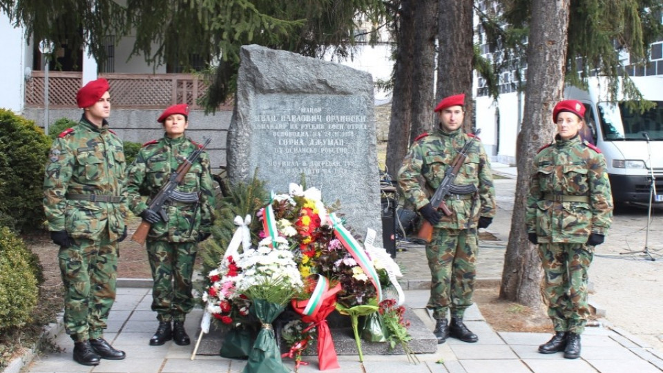 Отрупаха с цветя паметника на освободителя на Благоевград | StandartNews.com