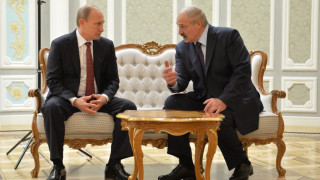 ВИДЕО: Лукашенко дърпа стола на Путин 