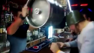 ВИДЕО: Как пият в руски бар 