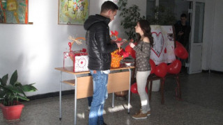Млади червенокръстци отвориха базар за Свети Валентин