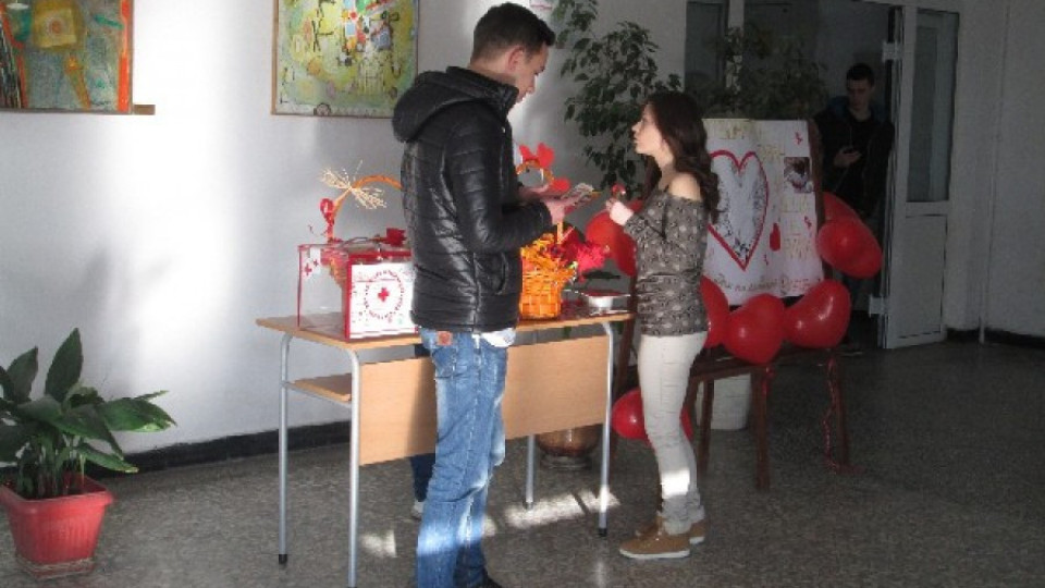 Млади червенокръстци отвориха базар за Свети Валентин | StandartNews.com