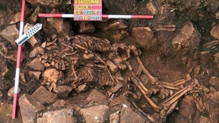 Откриха останки от прегърнати мъж и жена на 5800 г. 