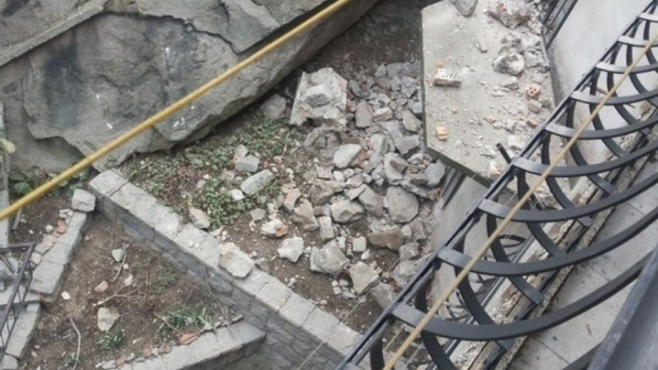 Скали се срутиха върху къщи в Пловдив | StandartNews.com