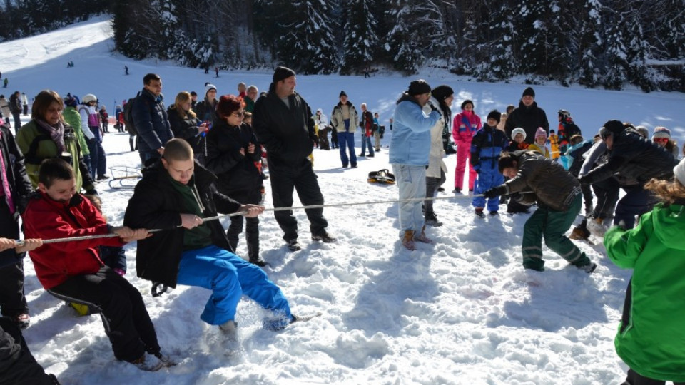 Стотици се забавляваха в снега над Благоевград | StandartNews.com