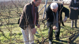 Френският посланик заряза биолозе в Перущица
