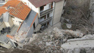 Камъните падат, падат от небето, в Стария Пловдив 