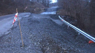 Временен път заобикаля свлачището в района на село Звездел