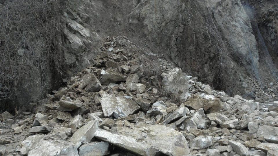 Паднали камъни блокираха за 15 минути пътя за Гърция | StandartNews.com