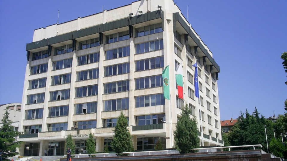Българският трибагреник грейва от 500 сгради в Града на липите | StandartNews.com