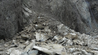 Скални отломки паднаха върху пътя в прохода Предел