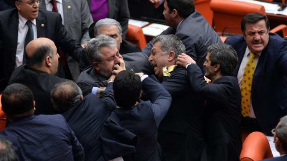 Бой в турския парламент, ранени са 5 депутати | StandartNews.com