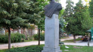Стотици граждани и десетки ученици сведоха глави пред Апостола