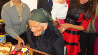 Баба Манка почерпи с торта за 100-годишен юбилей