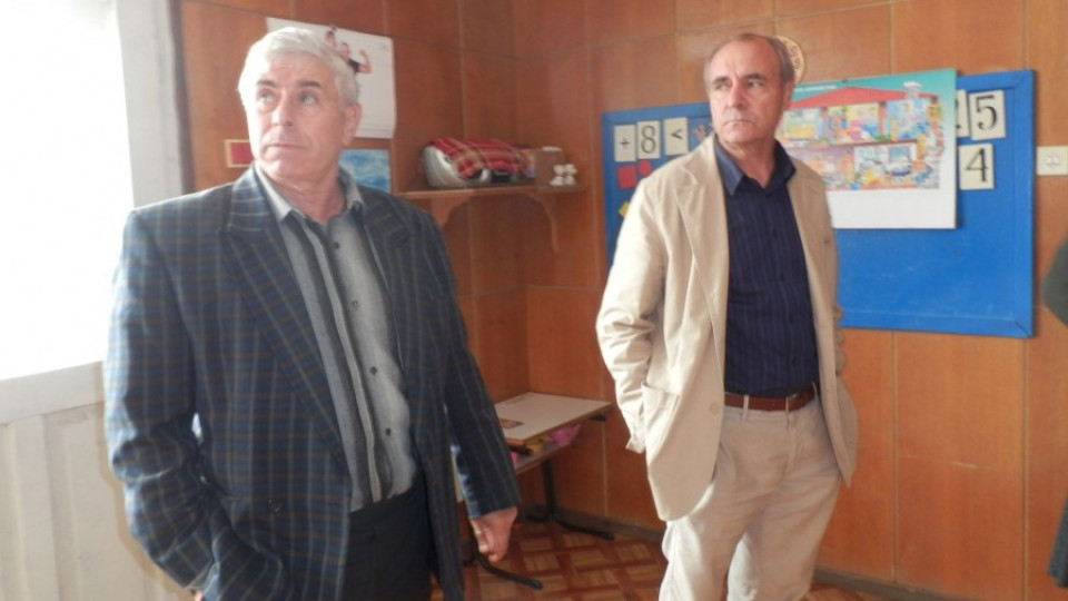 Селски управник и хлапета комшии в кметство | StandartNews.com