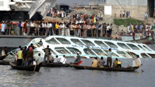 Ферибот се обърна в Бангладеш, търсят оцелели