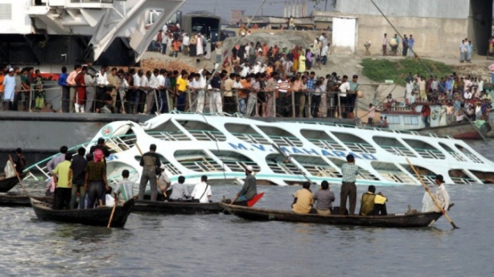 Ферибот се обърна в Бангладеш, търсят оцелели | StandartNews.com