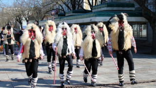 Кукери гониха злото, хората прескачаха огньове за здраве