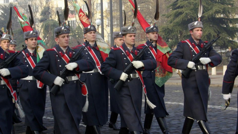 Преобличат армията до 1 година  | StandartNews.com