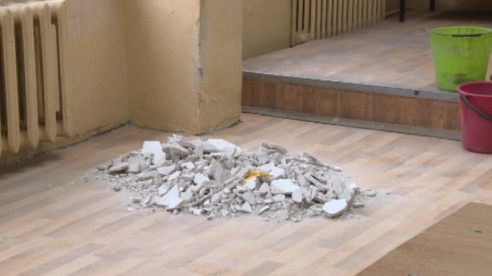 Парче таван падна върху ученички  в час в Стара Загора | StandartNews.com