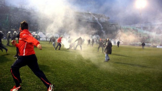 Фенове подпалиха дербито на Гърция