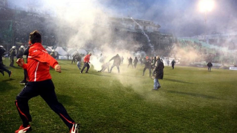 Фенове подпалиха дербито на Гърция | StandartNews.com