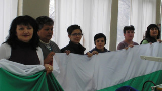 Българският трибагреник „прегръща“ Самарското знаме на 3 март 