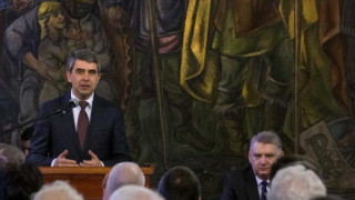 Плевнелиев: Политиците да оставят армията